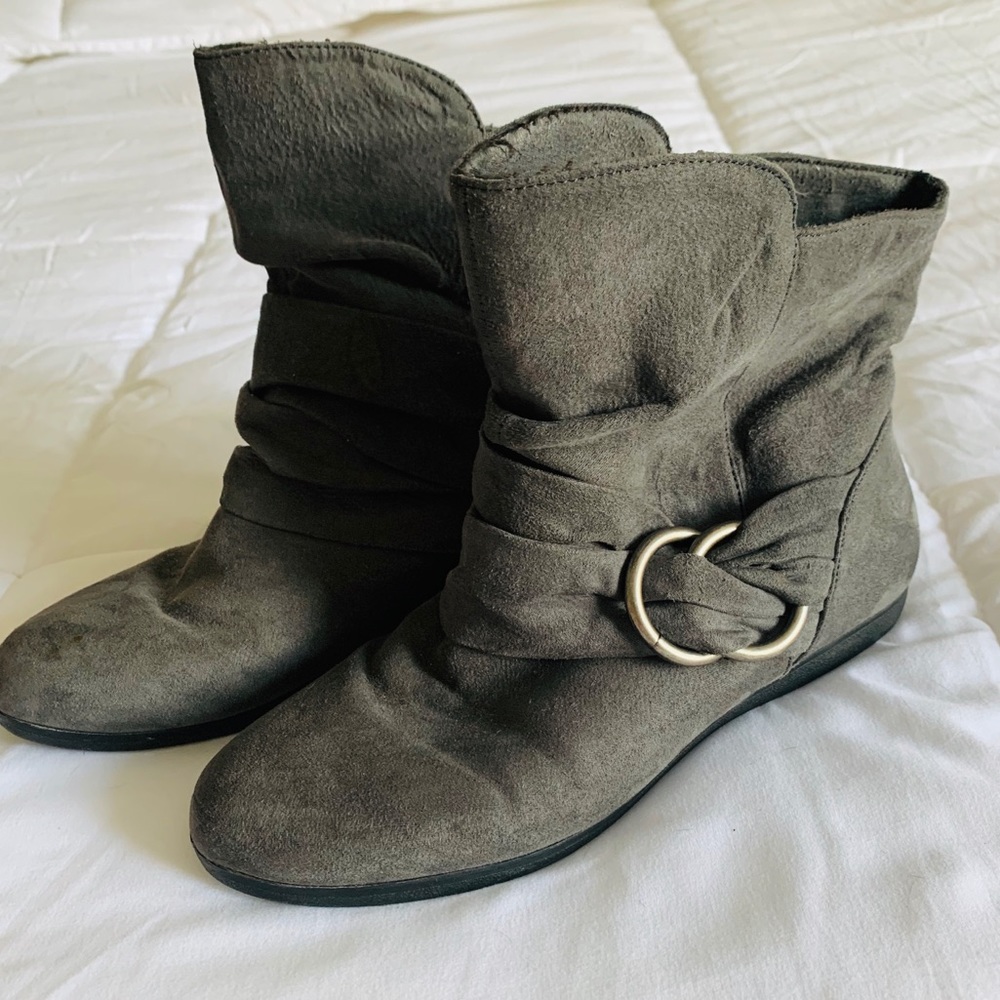 Grey suede(faux) boots.